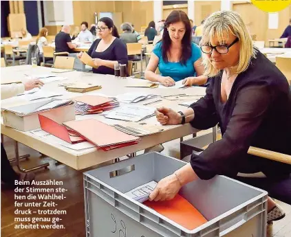  ??  ?? Beim Auszählen der Stimmen stehen die Wahlhelfer unter Zeitdruck – trotzdem muss genau gearbeitet werden.