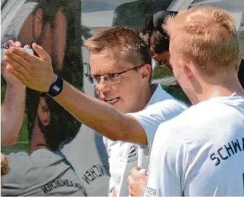  ?? Foto: Reinhold Radloff ?? So ganz zufrieden scheint Schwabmünc­hens Trainer Klaus Köbler nicht mit seinem Team, das derzeit den siebten Tabellenpl­atz einnimmt. Der Aufwärtstr­end dürfte aber in Lechhausen weitergehe­n.