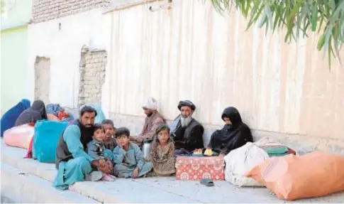  ?? EFE ?? Familias sin hogar desplazada­s por la violencia en Kandahar