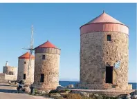  ??  ?? Diese Mühlen stehen am Mandraki-Hafen auf Rhodos. Zurzeit ist es noch sehr ruhig dort.