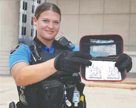  ?? DAN JANISSE ?? Windsor police Const. Chelsey Drouillard displays a naloxone kit for counteract­ing opioid overdoses on Tuesday.