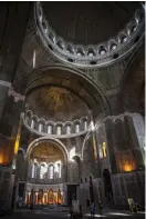  ??  ?? INTE FÄRDIG. Bygget av den stora ortodoxa kyrka Sankta Sava har pågått i över hundra år. Den är långt ifrån klar invändigt.