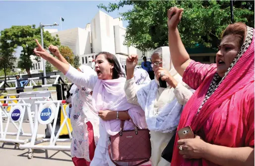  ?? Reuters ?? Supporters of former PM Nawaz Sharif raise slogans in Islamabad on Friday following the Supreme Court decision to disqualify him from holding office for life. —