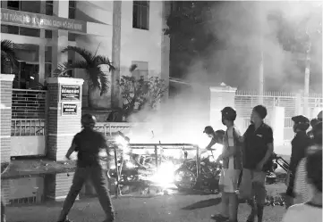  ?? — AFP photo ?? Protesters burn motorcycle­s in front of a provincial office in Vietnam’s south central coast Binh Thuan province in response to legislatio­n on three special economic zones that would grant 99-year leases to companies.