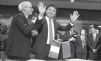  ?? BEIJING
-AFP ?? Liu Qiangdong, CEO and founder of China's e-commerce company JD, and Fives group Chairman Frederic Sanchez attend a signing ceremony at a France-China forum.