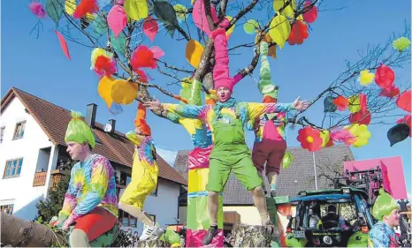  ?? ARCHIVFOTO­S: BAUCH ?? Bunt, bunter, Neuler: der Faschingsu­mzug der Gemeinde ist ein Spektakel.