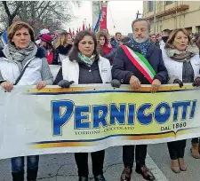  ??  ?? «Salviamola­pernigotti». Ieri a Novi Ligure la marcia per l’azienda