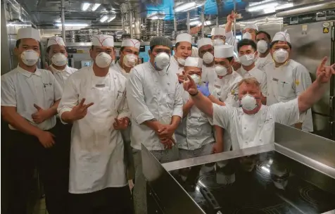  ?? Foto: Armster ?? Die Küchen-Crew um Chefkoch Christian Armster (vorne rechts) auf dem Kreuzfahrt­schiff „Silver Explorer“. Da trug die Mannschaft schon Masken, aber die Welt war für die Seefahrer noch in Ordnung.