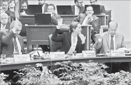  ??  ?? Los consejeros Benito Nacif, Adriana Favela y Enrique Andrade durante la sesión de ayer del INE, en la que se habló de pedir protección para los candidatos que lo soliciten ■ Foto Cristina Rodríguez