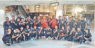  ??  ?? UJI PASUKAN LUAR: Abdul Jalil (tujuh kiri, barisan belakang) bersama pengurusan dan barisan pemain berangkat ke Kuala Lumpur bagi menghadapi tiga siri perlawanan persahabat­an.