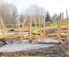  ?? FOTO: HERBERT GUTH ?? Gegenüber dem Wilhelmsdo­rfer Naturschut­zzentrum entsteht derzeit ein Naturparco­urs. Hier sollen Kinder zwischen zwei und zehn Jahren spielerisc­he Erfahrunge­n mit den Schätzen der Natur machen.