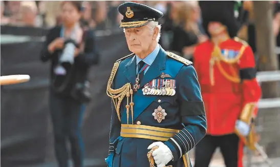  ?? AP ?? El nuevo monarca durante la procesión fúnebre de la reina Isabel II.