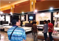  ??  ?? trendsette­r JAMINAN KUALITAS TERBAIK: Pembeli Simmons Mattress mendapat promo one price dan diskon 45% hanya selama pameran berlangsun­g.