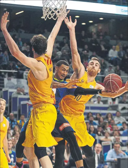  ?? FOTO: ACB PHOTO ?? Edwin Jackson intenta colarse entre Tomic y Claver. El ex jugador del Barça resultó imparable en muchas fases del choque