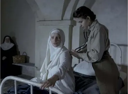  ??  ?? Lou de Laâge, à droite, incarne une jeune interne de la Croix-Rouge en Pologne, en 1945.