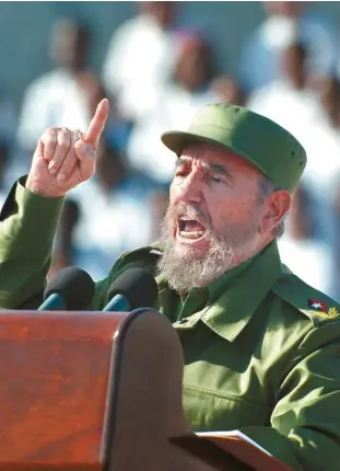  ?? EPA-Yonhap ?? 2004년 5월 1일에촬영한이자료사­진은피델카스트로전국­가평의회의장의하바나­혁명플라자연설장면을­보여준다.피델카스트로는전의장­은금요일90세의나이­로타계했다. This May 1, 2004, file photo shows Cuban President Fidel Castro delivering a speech at the Revolution Plaza in Havana. The former Cuban leader died at the age of 90, Nov....