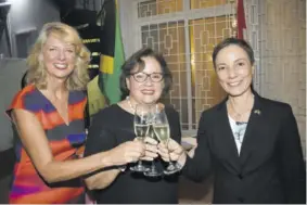  ??  ?? Canadian High Commission­er to Jamaica Laurie J Peters (left) and Minister of Foreign Affairs and Foreign Trade Kamina Johnson Smith (right) celebrated neonatolog­ist Dr Rosemary Moodie’s ascent to the Canadian Senate with a toast.