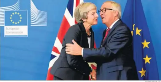  ?? OLIVIER HOSLET / EFE ?? La ‘premier’ Theresa May es saludada por el presidente de la Comisión Europea, Jean-Claude Juncker, ayer en Bruselas.