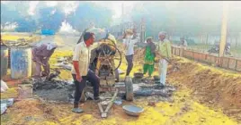  ?? HT PHOTO ?? Workers building the boundary wall of the Mahabharat­a Museum in Kurukshetr­a.