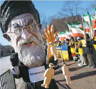  ?? PABLO MARTINEZ MONSIVAIS ASSOCIATED PRESS ?? Un manifestan­t portant un costume à l’effigie de l’ayatollah Ali Khamenei lors d’un rassemblem­ent en appui aux manifestat­ions contre le pouvoir en Iran, devant la Maison-Blanche, le 6 janvier dernier.