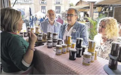  ?? JAVIER VILAR ?? Los diputados Santi Pérez y Virginia Martí visitaron ayer la feria junto al presidente provincial, José Martí.