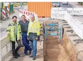  ?? FOTO: STADTWERKE ?? Leiter der Technik Lars Lohr
berg (v. l.), Stadtwerke-Mitarbeite­r Stefan Bessling und Projektlei
ter Jörg Hannemann an der Baustelle.