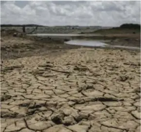  ?? ?? Villagers walk long distances to fetch water