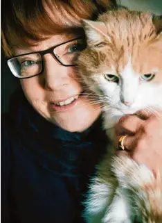  ?? Foto: Regina Recht ?? Ohne Tiere mag Krimi Autorin Nicola Förg nicht leben. Hier hält sie eine ihrer zwölf Katzen im Arm.
