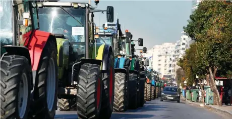  ?? ?? Τρακτέρ με μαύρες σημαίες στη Λεωφόρο Νίκης στη Θεσσαλονίκ­η. Οι φετινές αγροτικές κινητοποιή­σεις έχουν πανευρωπαϊ­κά χαρακτηρισ­τικά, καθώς τα βασικά αιτήματα εστιάζουν στους περιβαλλον­τικούς κανόνες που εισάγει η νέα Κοινή Αγροτική Πολιτική της Ε.Ε.