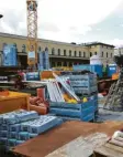  ?? Archivfoto: Bernd Hohlen ?? Der Bahnhofsvo­rplatz dient als Baustellen-Lagerfläch­e.