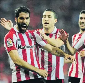  ?? FOTO: JUAN ECHEVERRÍA ?? Golazo Raúl García celebra su espectacul­ar tanto por la escuadra