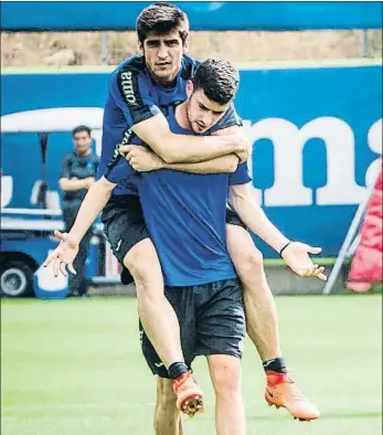  ?? LLIBERT TEIXIDÓ ?? Gerard Moreno bromeando ayer con el central del filial Antonio Cristian