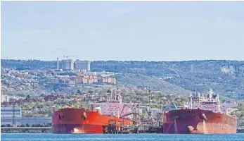 ?? FOTO: IMAGO ?? Zwei riesige Tanker ankern in der Bucht von Triest: Der Tiefseehaf­en gilt als Tor zu Zentraleur­opa. Er wurde immer stärker ausgebaut und wird auch verstärkt von dem Giengener Unternehme­n genützt.