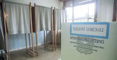  ??  ?? Preparativ­i Un seggio allestito per le Comunali di oggi. Oltre ai Municipi III e VIII di Roma, nel Lazio sono chiamati al voto 47 Comuni