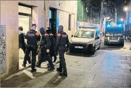  ?? MANÉ ESPINOSA / ARXIU ?? Entrada dels Mossos en un immoble del Raval