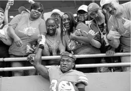  ?? BRYNN ANDERSON/AP ?? Miami defensive back Chris Lammons poses for a photo with his sister Charity Farley, left, and other members of his family at the end the Dolphins’ victory against the Eagles 37-31 last Sunday.