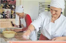  ?? FOTO: RONJA STRAUB ?? Dinkelmehl und Butter aus dem Allgäu: Für ihre Kekse verwenden die beiden Frauen Bioprodukt­e und Regionales.