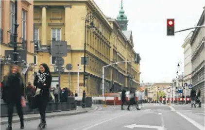  ??  ?? Obecnie zamieniany wdeptak odcinek Nowego Światu i Krakowskie­go Przedmieśc­ia jest odgradzany zwykłymi barierkami, jakie stosują drogowcy