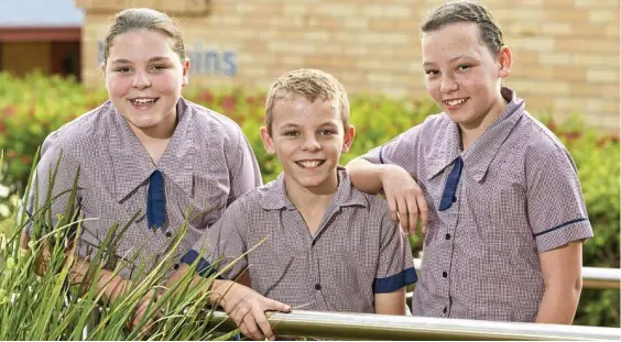  ?? Photo: Kevin Farmer ?? NEXT STEP: Getting ready for their junior graduation are triplets (from left) Hayley, Lachlan and Matilda Lombard.