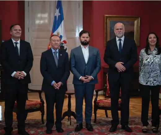  ?? ?? ► El Presidente recibió en La Moneda a la nueva mesa de la Cámara Alta: los senadores José García Ruminot y Matías Walker.