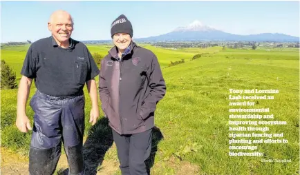  ?? Photo/ Supplied ?? Tony and Lorraine Lash received an award for environmen­tal stewardshi­p and improving ecosystem health through riparian fencing and planting and efforts to encourage biodiversi­ty.