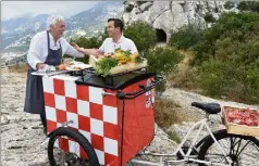  ?? (Photos M.-E. C.) ?? Entente cordiale entre le chef Cirino et Loïc Ballet, sur la Tête de Chien autour du Triporteur de « Télématin ».