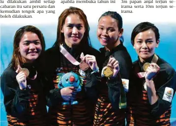  ??  ?? DARI kiri, Dhabitah, Mun Yee, Pandelela dan Jun Hoong menunjukka­n pingat masing-masing.