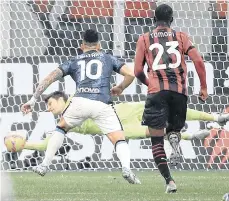  ?? /EFE. ?? El portero de los ‘rossoneri’, Ciprian Tatarusanu, detiene el cobro del penalti de Lautaro Martínez (10).