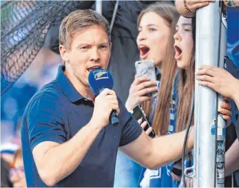  ?? FOTO: DPA ?? Auch als Stadion-Einheizer hat er Talent: Julian Nagelsmann beim Gesangsunt­erricht mit den TSG-Fans.