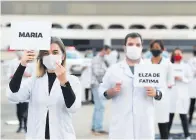  ??  ?? Bolsonaro apareció ayer con mascarilla. Enfermeros rinden tributo a fallecidos por COVID-19.