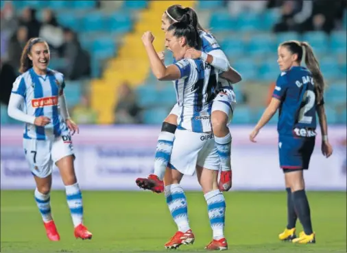  ??  ?? Las jugadoras de la Real Sociedad celebran el gol de Leire Baños que ha dado el pase a la final.