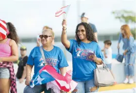  ??  ?? Muchas de las personas que fueron a recibir a Mónica Puig Marchán al aeropuerto ayer trajeron consigo banderas de Puerto Rico.