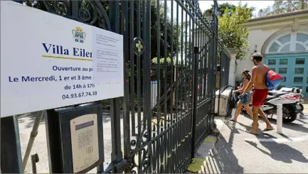  ??  ?? Pas d’accès à la villa Eilenroc, il faudra patienter jusqu’aux journées européenne­s du patrimoine les  et  septembre. Bien sûr, l’accès au sentier du littoral, et à la mer, est toujours libre. (Photo Eric Ottino)