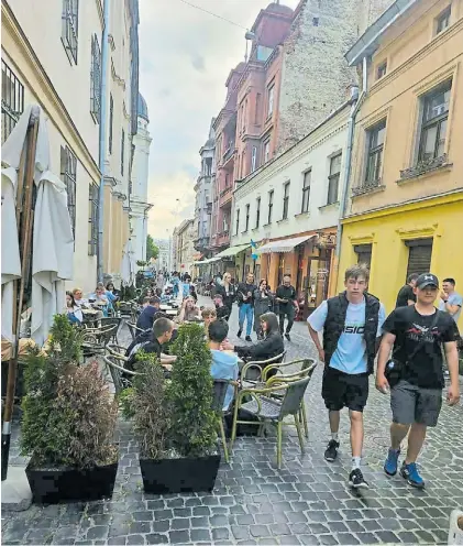  ?? M. CANTELMI ?? Vida cotidiana. Una calle de la ciudad de Lviv, en una pausa del conflicto iniciado por Rusia.